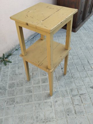 Mesa auxiliar antigua de madera
