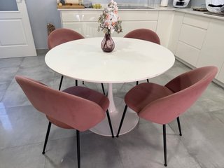 Mesa redonda blanca y 4 sillas rosas