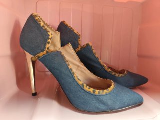 Zapatos de tacón dorado, material vaquero.