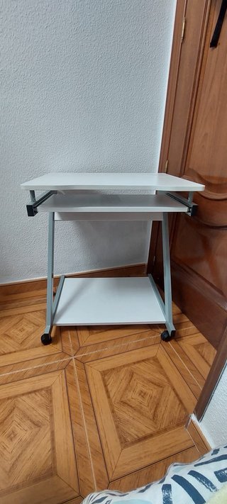 Vendo scrittoio + sedia da ufficio con ruote