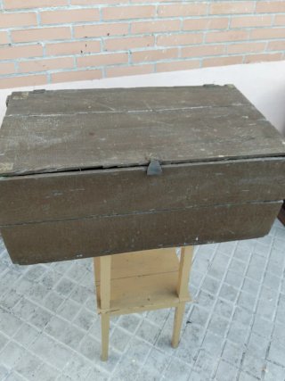 Baúl de madera antiguo hecho a mano