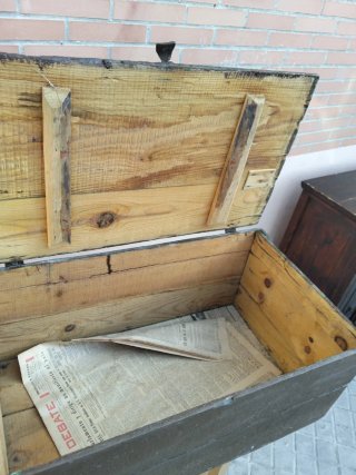 Baúl de madera antiguo hecho a mano