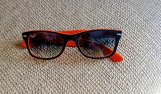 Gafas de sol Ray-Ban negras y naranjas