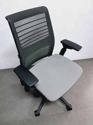 Sedia ergonomica professionale STEELCASE THINK V2