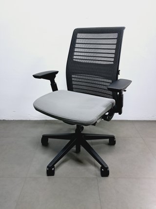 Sedia ergonomica professionale STEELCASE THINK V2