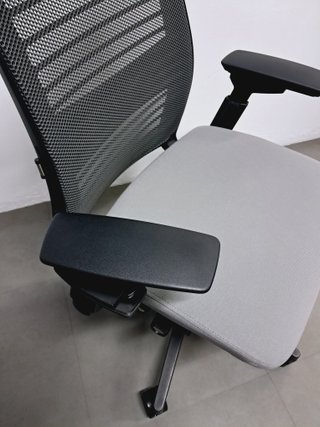 Sedia ergonomica professionale STEELCASE THINK V2