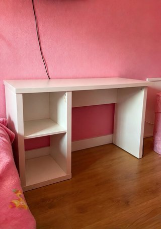 Scrivania bianca con scaffale