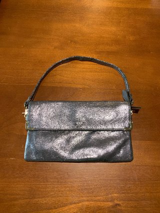 Borsa pochette in pelle laminata argento crackel