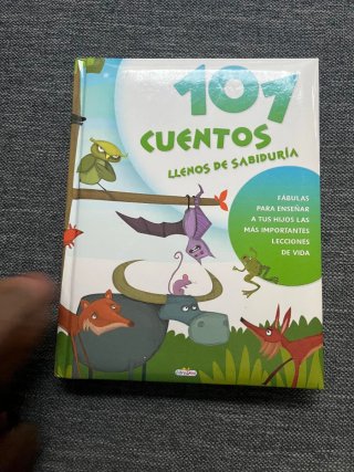 Libro de 101 cuentos, buen estado.
