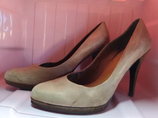 Zapatos de tacón en piel beige y marrón