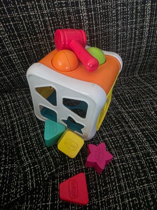 Juguete de construcción y martillo