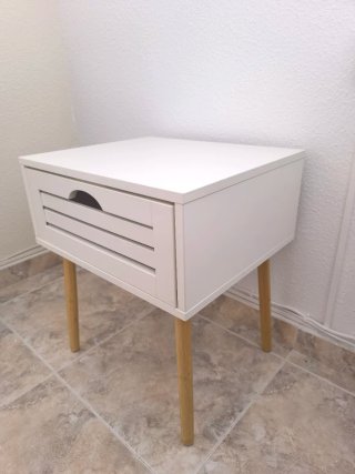 Mesita de noche blanca con patas de madera
