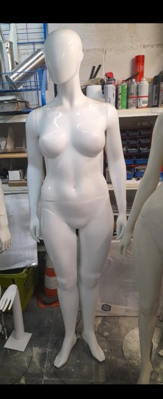 MANIQUÍ FEMENINO TALLA GRANDE. BASE CRISTAL