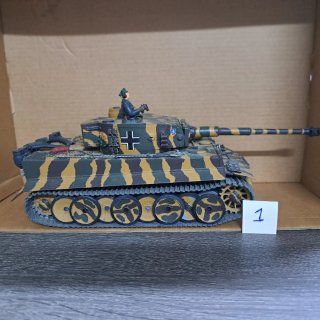 Modelli di carri armati in scala 1/35 con mimetizzazione