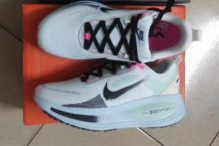 Scarpe da running Nike Nike Vomero 18 Bianca Glaci