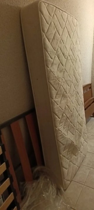 Due somieri e due materassi singoli 60x190cm