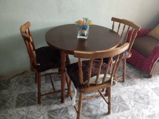 Mesa redonda de madera con 3 sillas