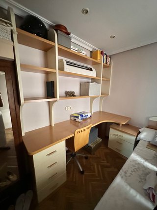 Escritorio de madera con estanterias y cajoneras