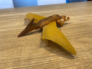 Pteranodon de juguete con alas extendidas