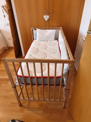 Cuna de madera para bebé (Ikea) y colchón (regalo)