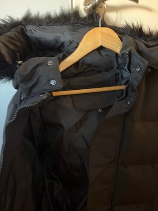 Chaquetón Negro con Capucha