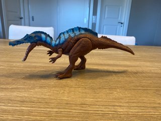 Dinosaurio de juguete marrón y azul
