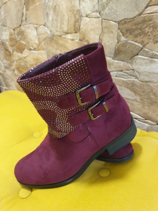 Botines rojos con detalles brillantes
