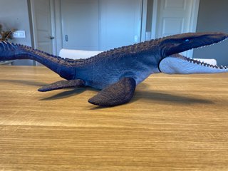 Mosasaurus de juguete en perfecto estado