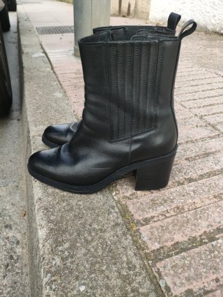 Botines de piel negros