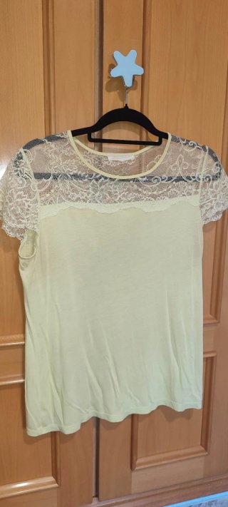 Camiseta con cuello y mangas de encaje