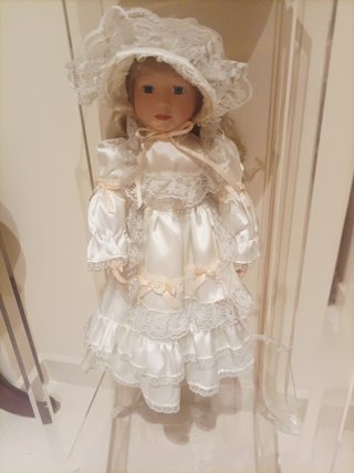 Muñeca de Porcelana con Vestido Blanco