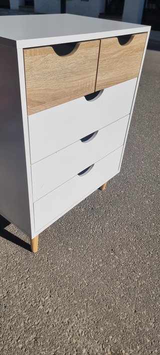 Cómoda blanca y madera