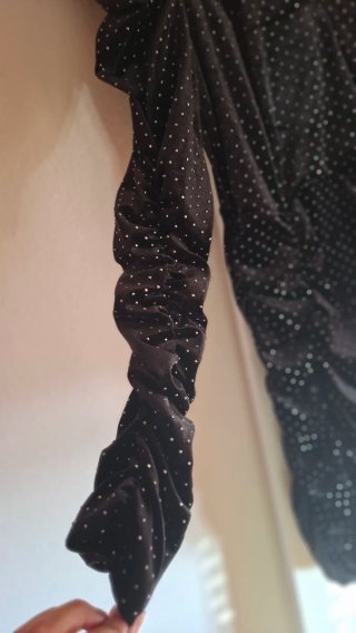 Vestido de fiesta negro con detalles