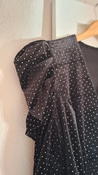 Vestido de fiesta negro con detalles