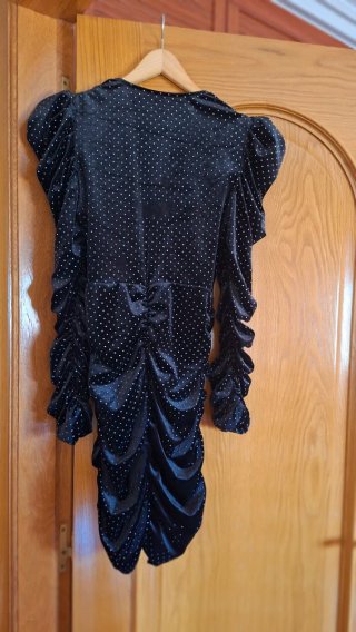 Vestido de fiesta negro con detalles