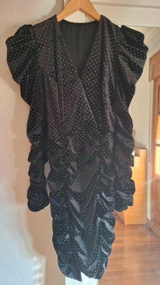 Vestido de fiesta negro con detalles