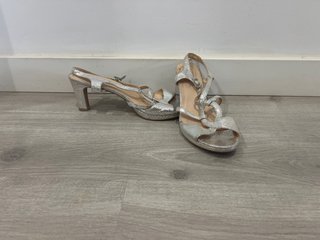 Zapatos de tacón plateados De piel