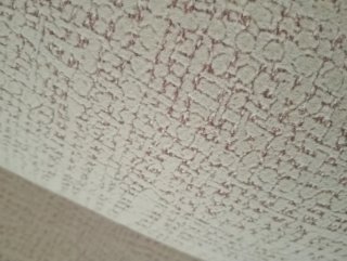 Divano a tre e due posti. Non è ancorato. È b