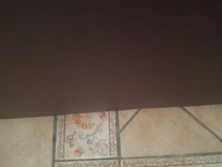 Divano a tre e due posti. Non è ancorato. È b