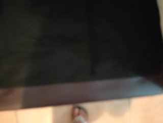 Divano a tre e due posti. Non è ancorato. È b