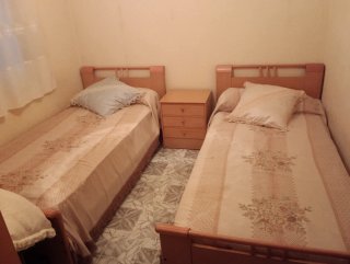 Juego de 2 camas  y mesita de noche de madera