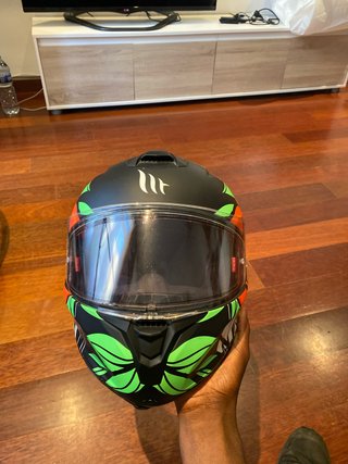 Casco de moto MT negro con diseño