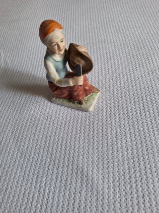 Figura de escayola anciana con sombrero