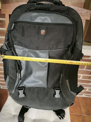 Mochila Targus portátil 17" grande negra y gris