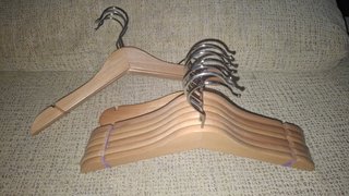Set de 10 Perchas Infantiles de Madera.