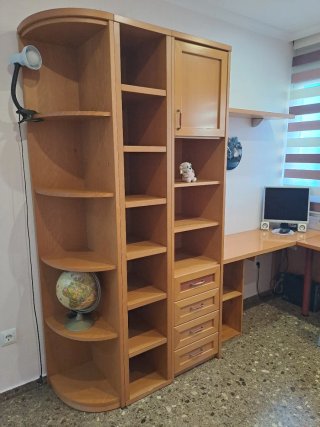 Habitación Juvenil con Estantería y Escritorio