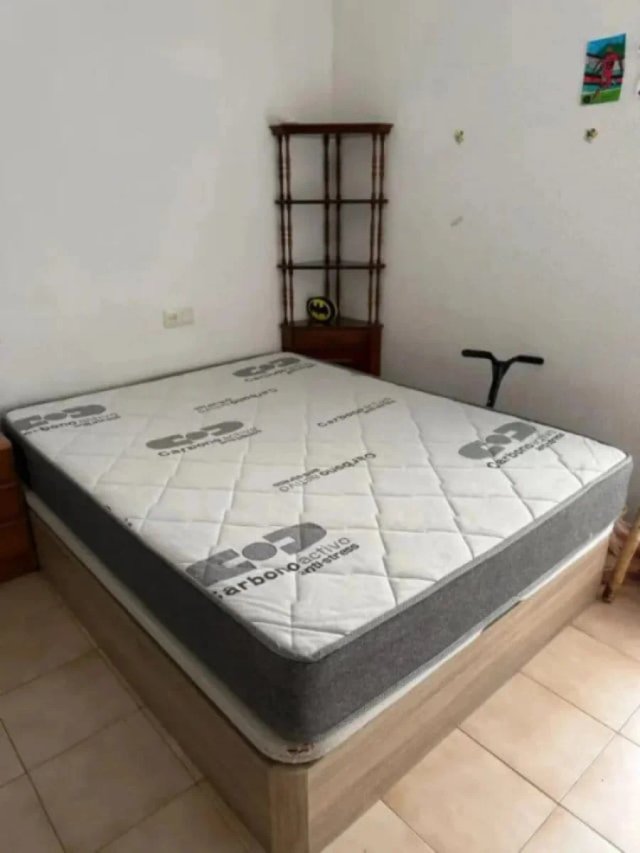 Letto a soppalco in legno con materassi
