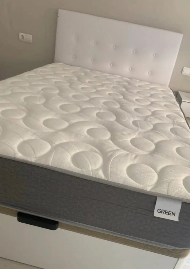Letto a soppalco in legno con materassi