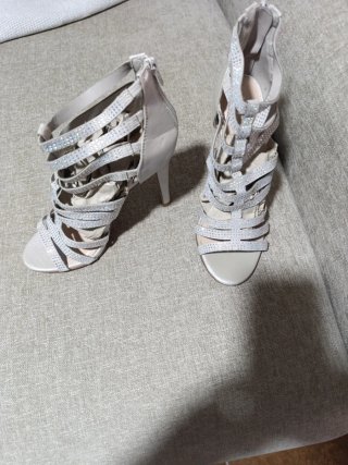 Tacones de tiras con pedrería