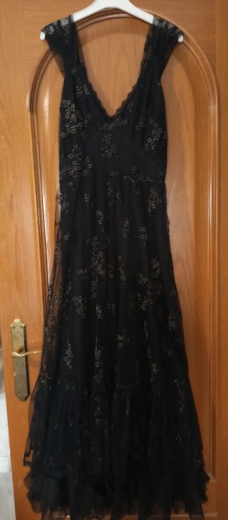 Vestido negro con detalles dorados